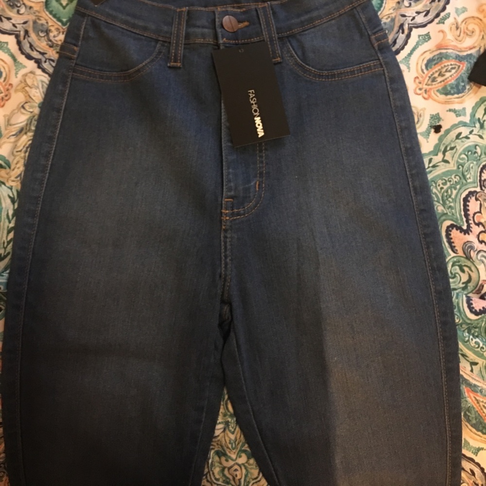 Classic high waist skinny jeans. Medium blue wash.